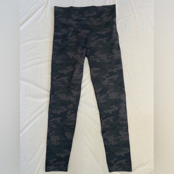 NWOT Spanx Camo Print Compression Look at Me Now Seamless Leggings Gray Sz XL - Picture 2 of 4